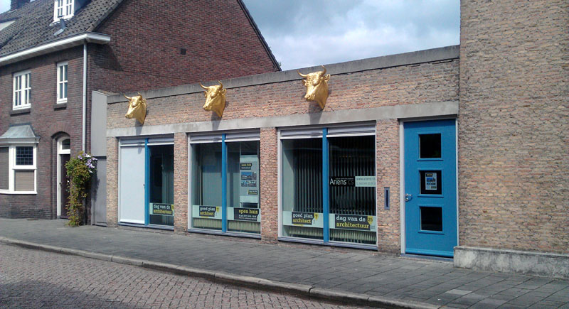 De 3 ossenkoppen aan de gevel van ons bureau
